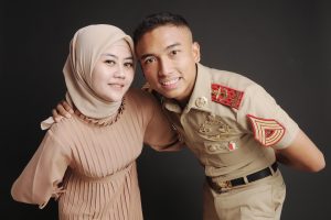 Ide Pose Foto Studio Fun Couple