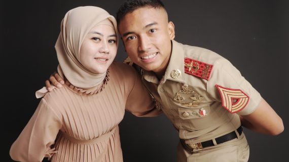 Ide Pose Foto Studio Fun Couple