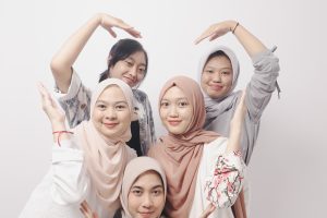 Ide Pose Self Photo Bareng Bestie