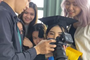 Sesi Foto Wisuda di Warna Indonesia