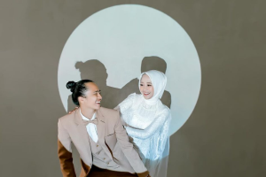 Konsep Prewedding Studio dengan Spot Lighting