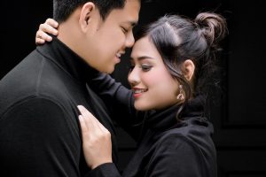 Elegance in Black:  Konsep Prewedding Casual dalam Nuansa Hitam yang Santai
