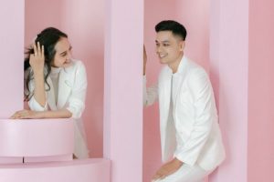 Prewedding Studio 2024: Berpose dengan Lebih Manis di Latar Belakang Pink