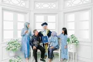 Ide Pose Wisuda 2024: 5 Pose Menarik untuk Momen Spesial Anda