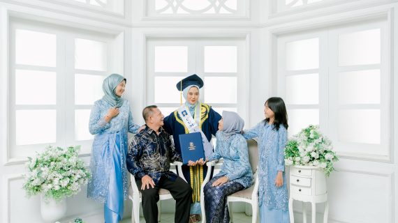 Ide Pose Wisuda 2024: 5 Pose Menarik untuk Momen Spesial Anda