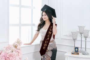 Mau Foto Wisuda yang Berkesan dan Elegan? Studio Warna Indonesia Solusinya!